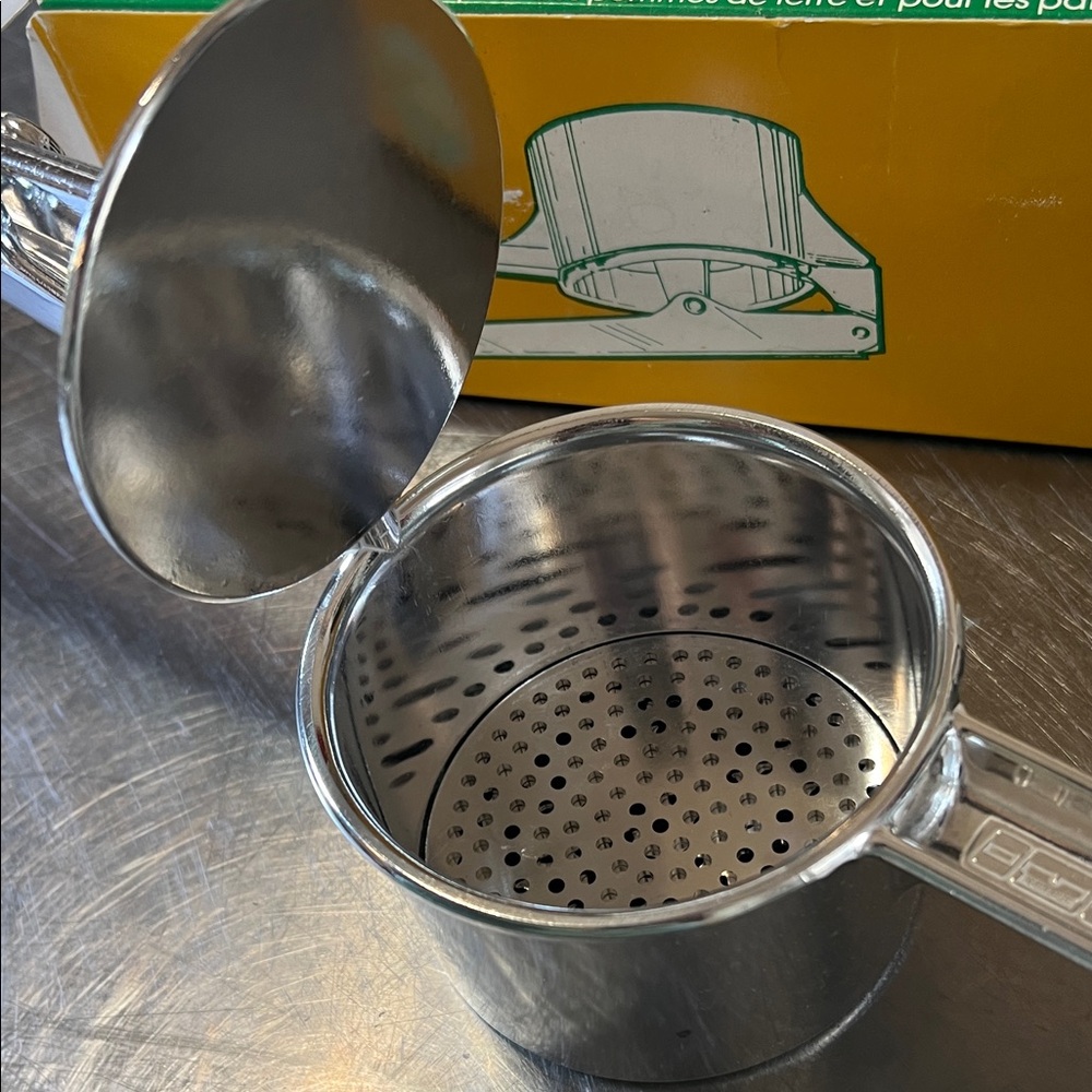 Rowoco Potato Ricer with 2 Discs - Picture 6 of 7